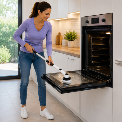 Femme nettoyant la porte d'un four avec la brosse rotative électrique Rotactiv